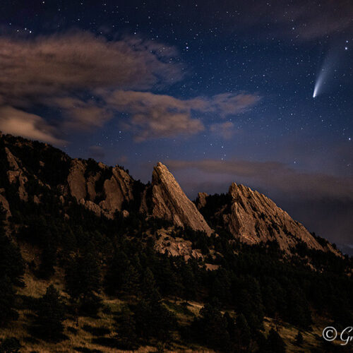 Comet-Over-Boulder-Flatirons