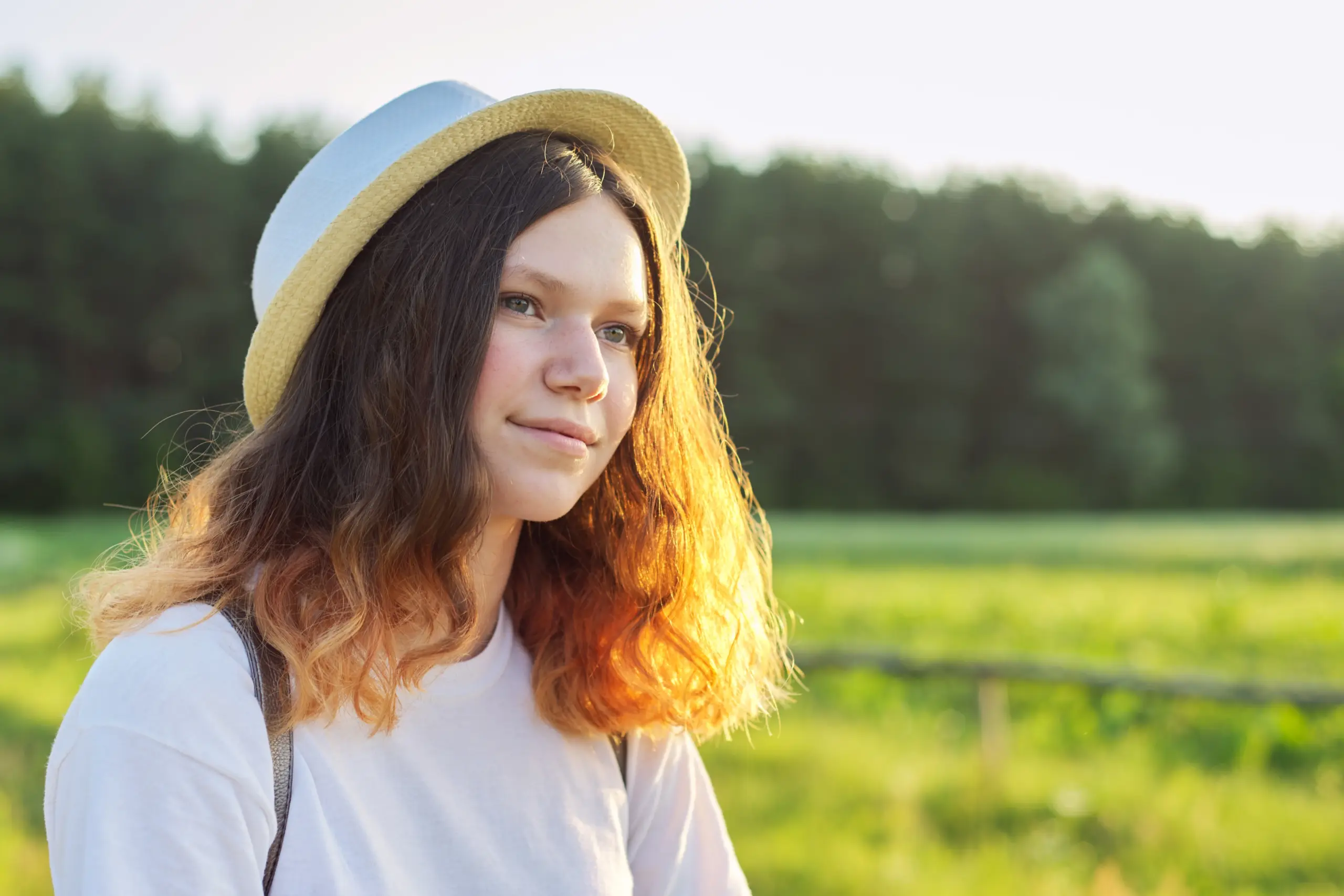 summer-outdoor-portrait-of-teenage-girl-in-hat