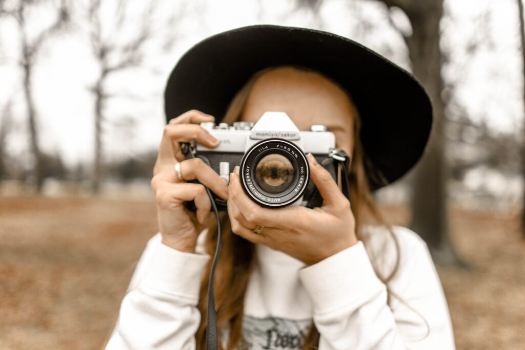 girl clicking road trip photos