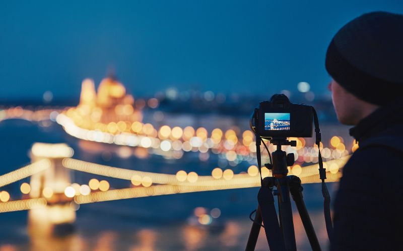Photographer in the night city