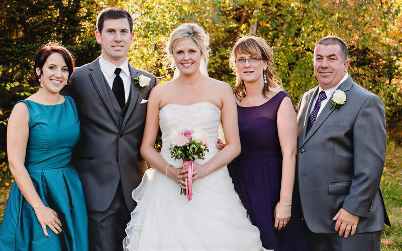 family poses on a wedding, wedding pose guide