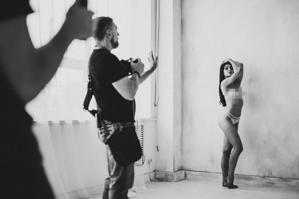 dan hecho with model at a photoshoot, nude photography retouching, nude photography editing