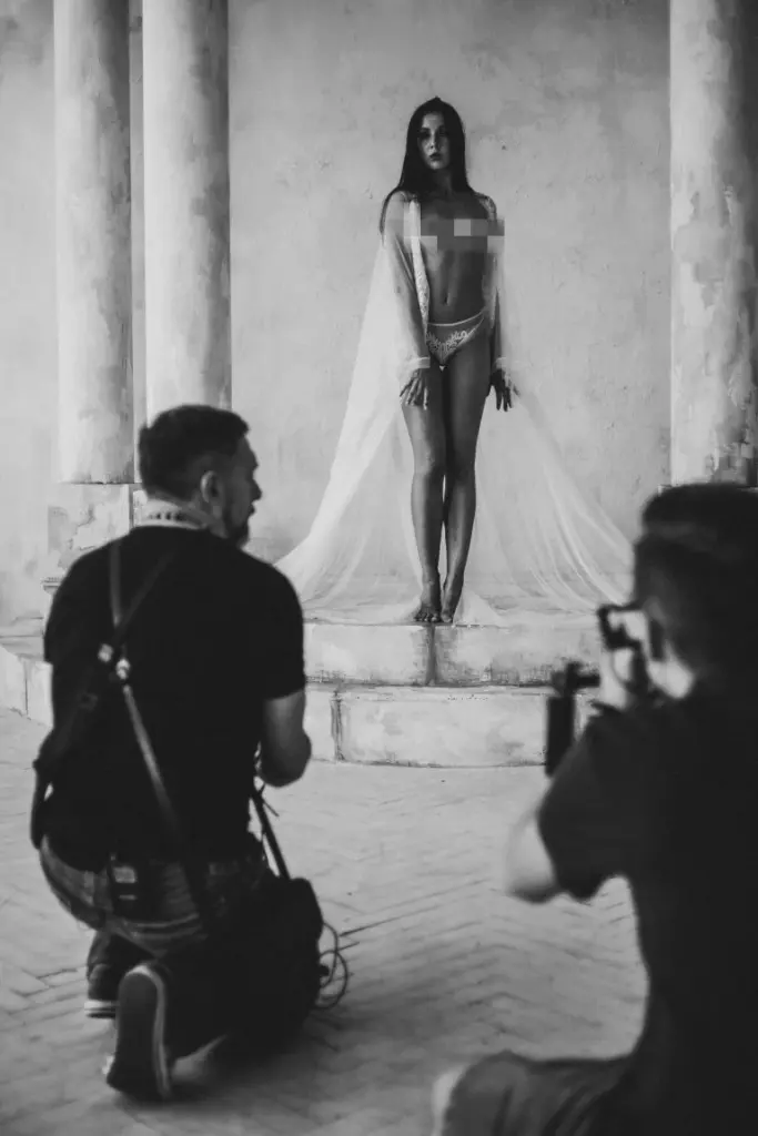 naked model posing, artistic nude photography course, fine art nude photography