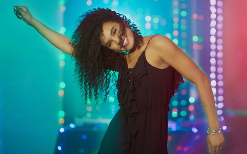 model poses female with limbs apart