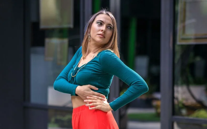 female model posing and making a fake waist