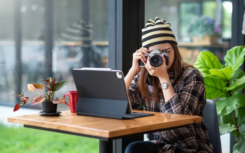 woman learning photography from online tutor