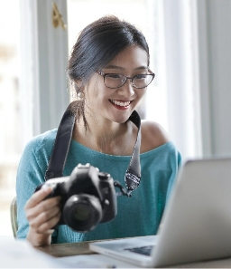Login-image-girl-with-camera-laptop