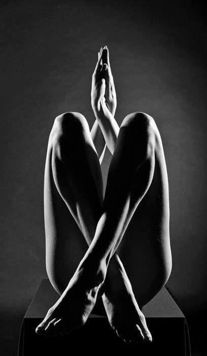 The Contortionist: nude dynamic pose