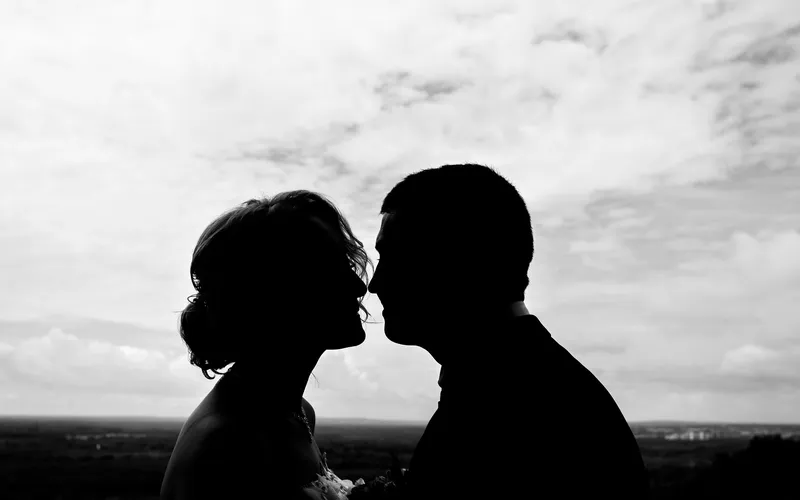 boudoir photo of couples silhouette