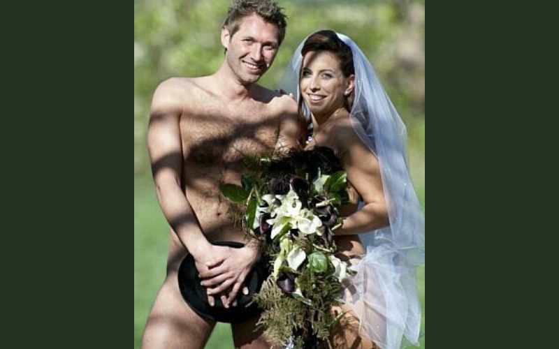 nude wedding photography-couple with a bouquet