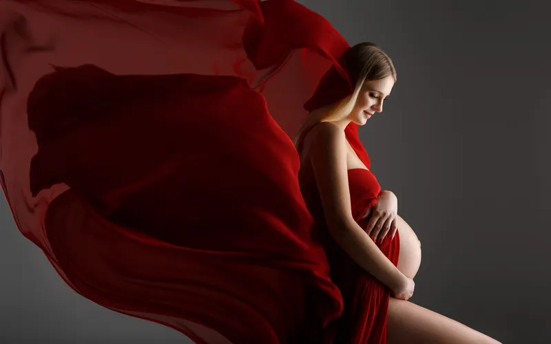 Feature image -Boudoir maternity photoshoot