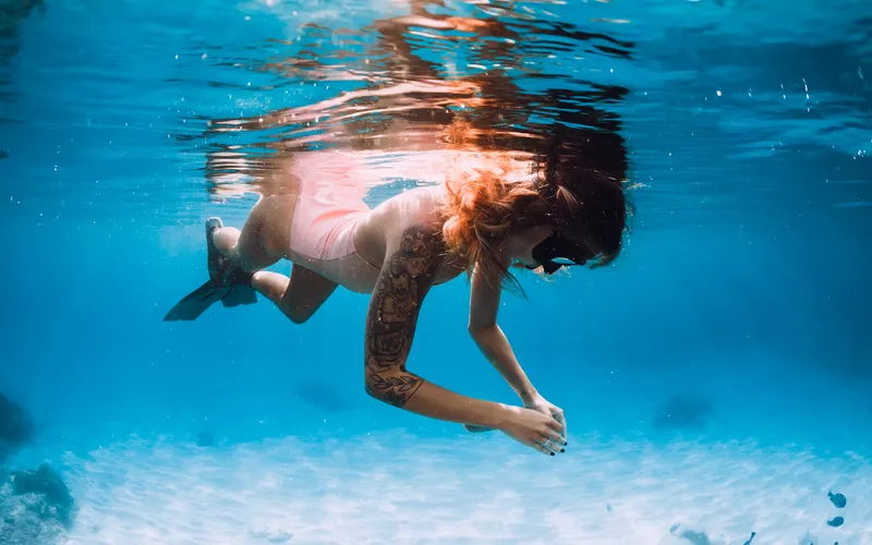 adjusting camera settings for an underwater boudoir photography session