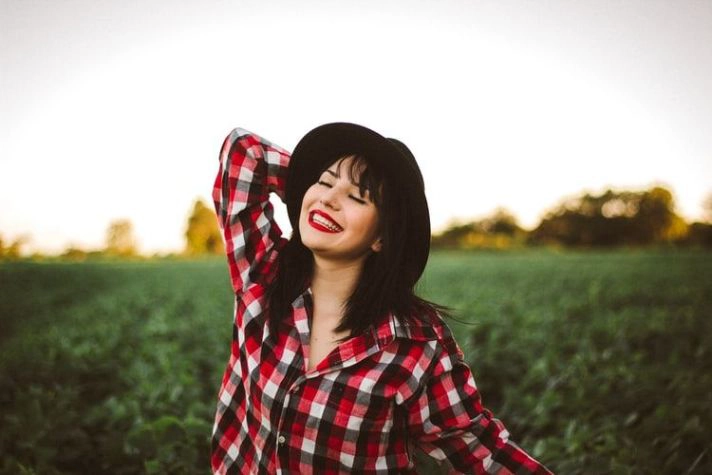 happy woman holding a hat pose for portraits