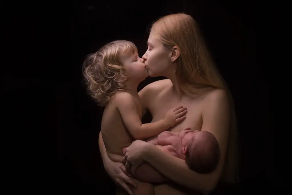 Pure motherhood - photos of nude families