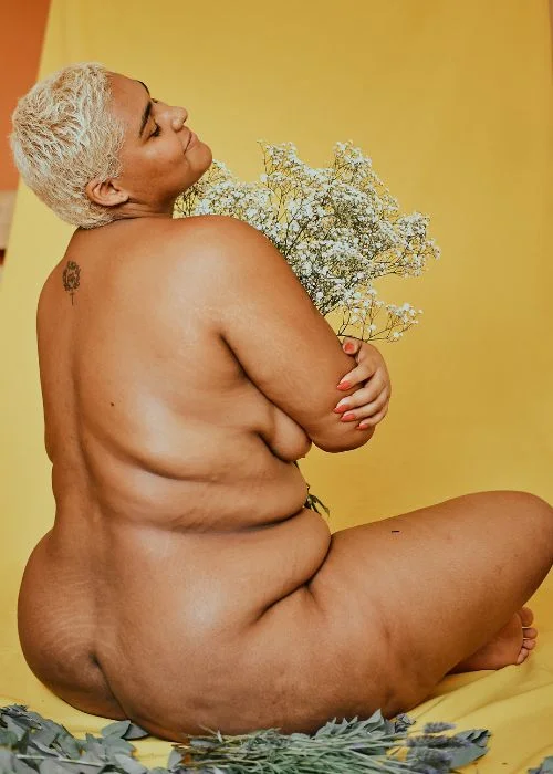 posing plus size clients, elegant nude poses, soft light boudoir