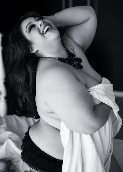 plus size nude poses, curvy boudoir poses, plus size boudoir photography
