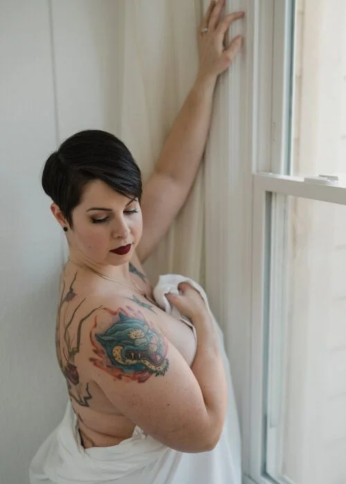nude pose inspiration, nude poses for fuller bodies, curvy fashion poses