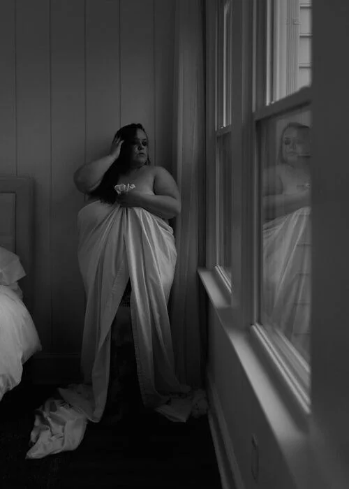 elegant nude poses, soft light boudoir, curvy silhouette poses