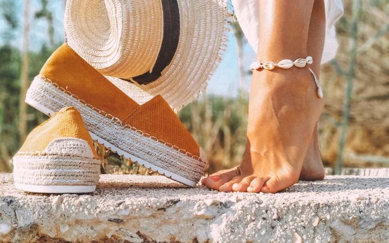 how to click feet pics, feet pic tips, feet pic ideas, sexy feet pic ideas, ideas for feet pics, feet photo ideas