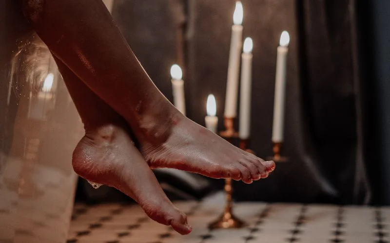 how to click feet pics, feet pic tips, feet pic ideas, sexy feet pic ideas, ideas for feet pics, feet photo ideas