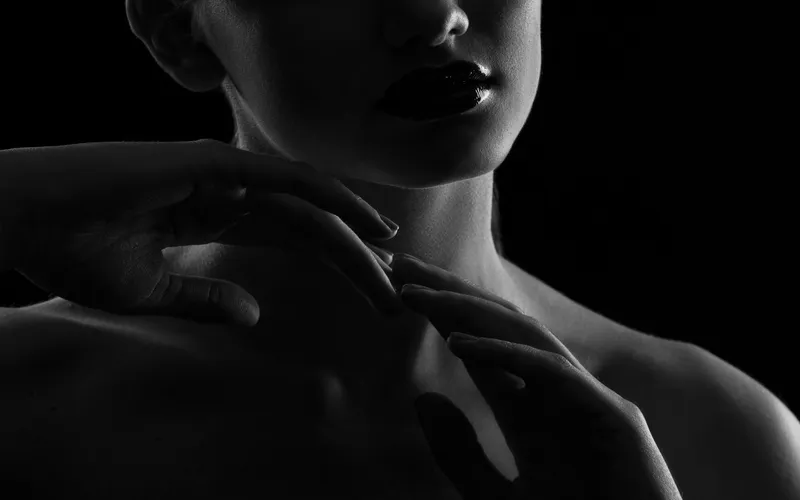 Photographer framing the graceful curves of a model's body to demonstrate implied lines photography in a figure portrait session