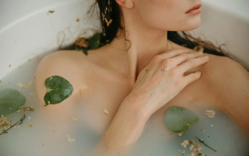 nude selfies with props, nude selfie pose ideas, nude selfie ideas