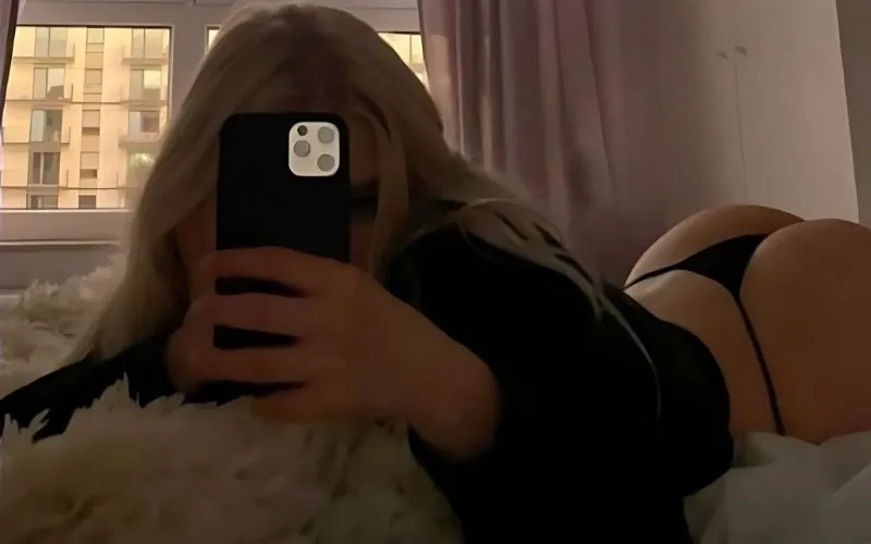 sensual nude selfies women, selfies in the nude, nude selfies pose