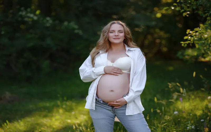 women giving pregnancy photoshoot poses