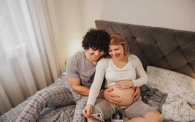 maternity shoot cozy poses at home