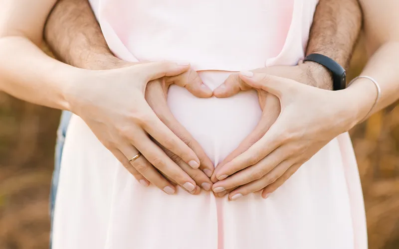 feature image 19 Pregnancy Photoshoot Poses For Breathtaking Images