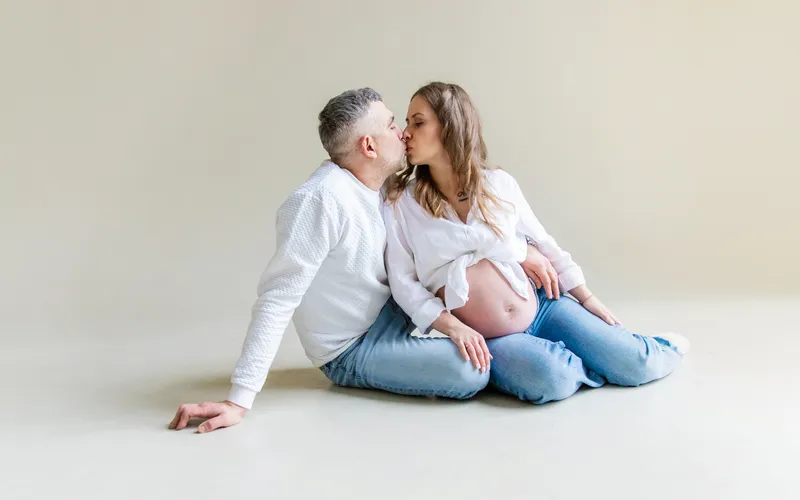 pregnancy photoshoot with husband
