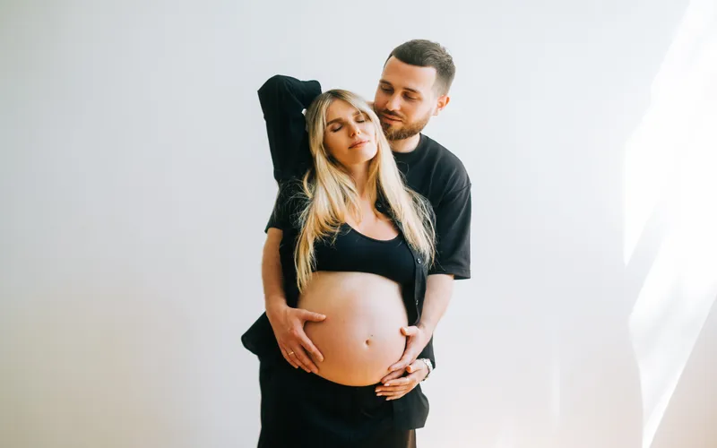 pregnancy photoshoot poses of man holding from behind