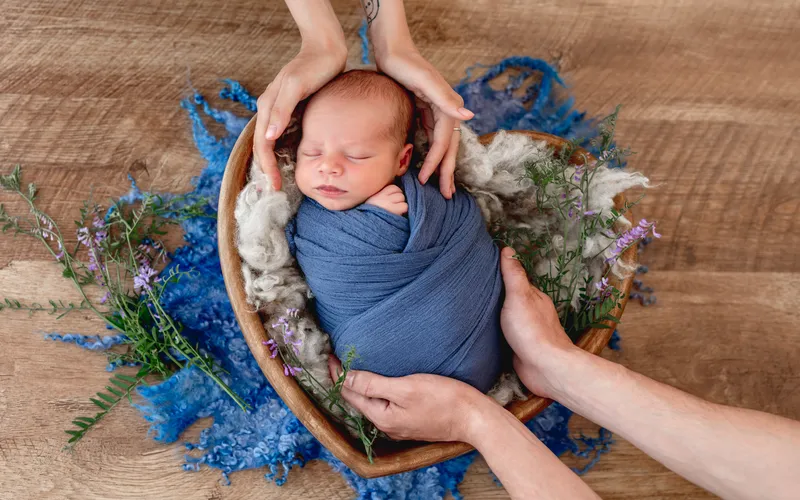 feature image - 11 Easy & Safe Newborn Posing Ideas for Beginners