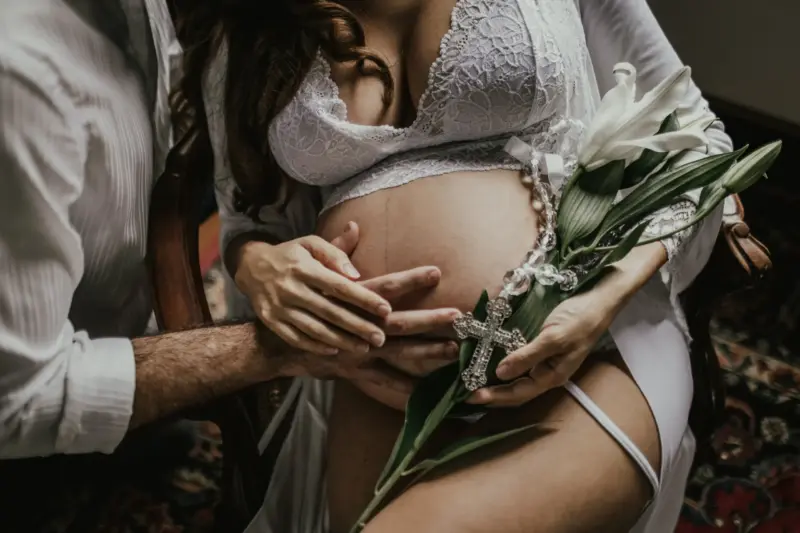 Pregnancy photoshoot poses feature images