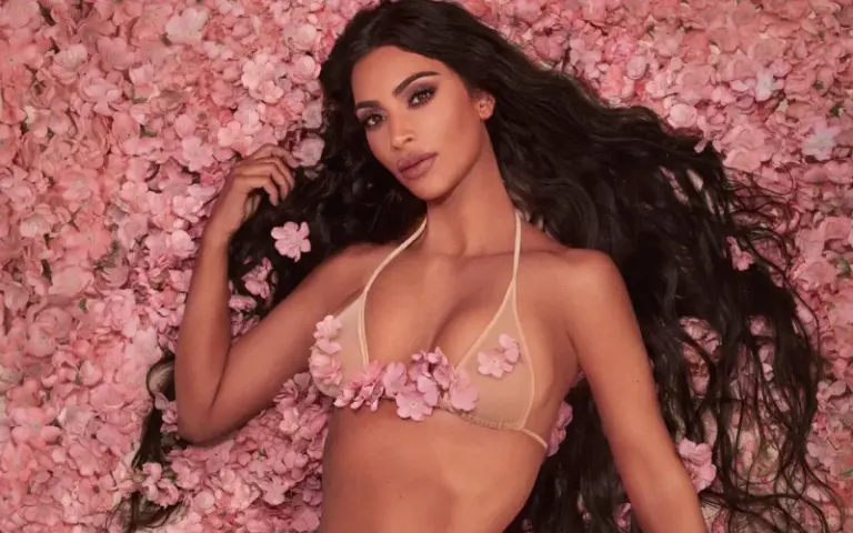 art nude poses by kardashians