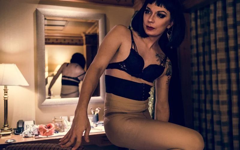 curvy model lying on the bed, plus-size model lying down, boudoir curvy model