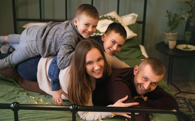 creative family photoshoot ideas on bed, Family Photos on the bed