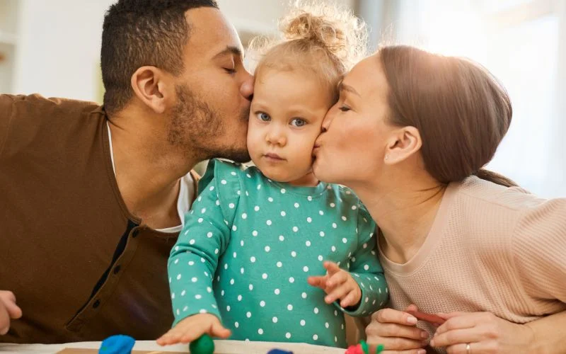 kiss sandwich pose, family pose with babies