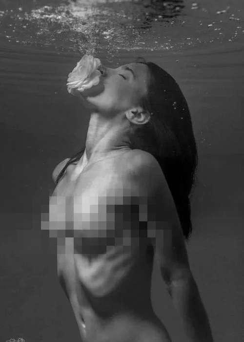 black and white nude images-underwater