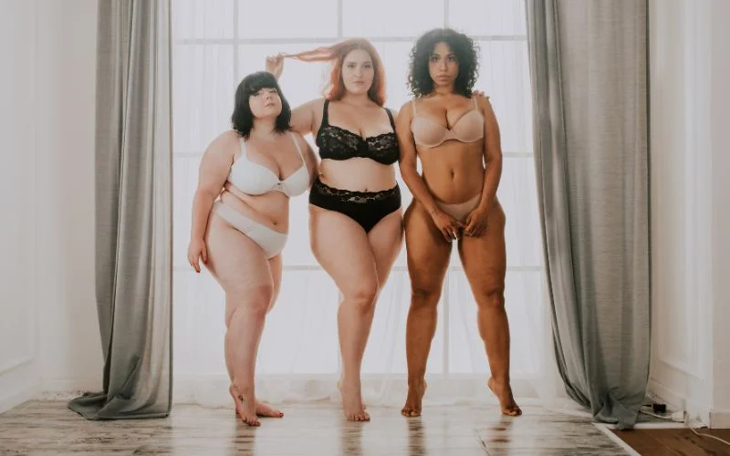 plus size boudoir photography, curvy model posing on a bed