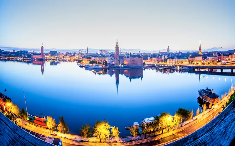 panoramic view of the lake and city