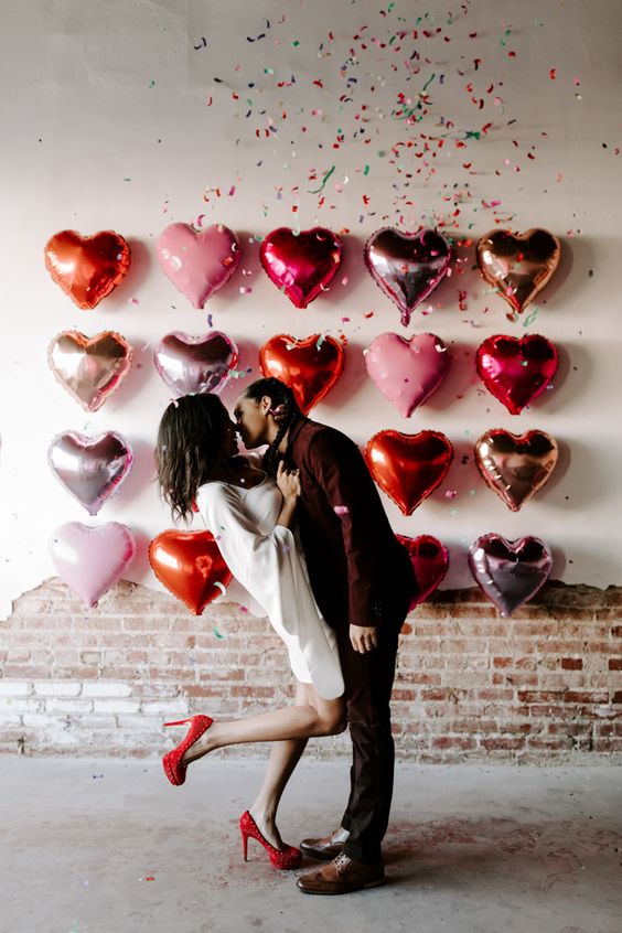 sweethearts photoshoot ideas, photo shoot with heart props, Valentine’s Day couple photography,