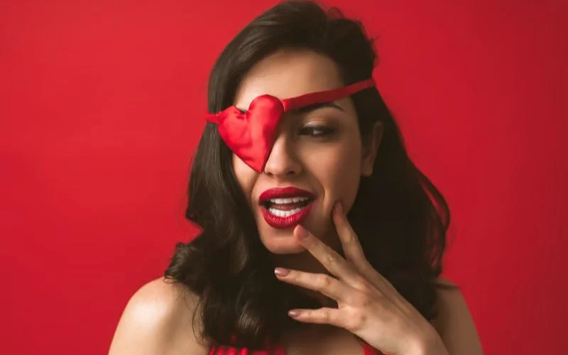 Valentine’s Day photo inspiration, couples photo ideas for Valentine’s Day,