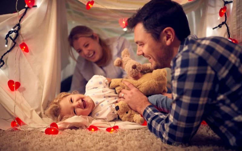 ove-filled photography ideas, intimate couple shoot ideas, couple photo ideas for Valentines.