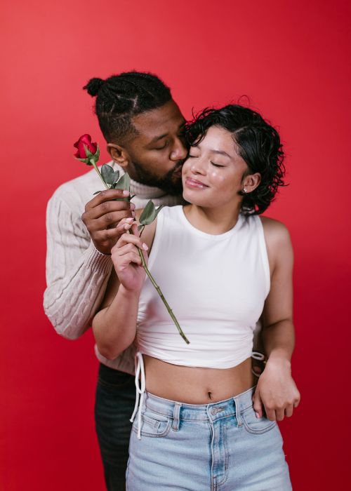 valentine holiday photoshoot ideas, Valentine’s Day engagement photos, romantic couple photo poses