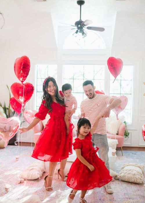 ove-filled photography ideas, intimate couple shoot ideas, couple photo ideas for Valentines.
