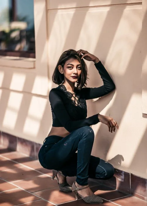 Stylish sitting pose idea featuring confident body language and aesthetic composition