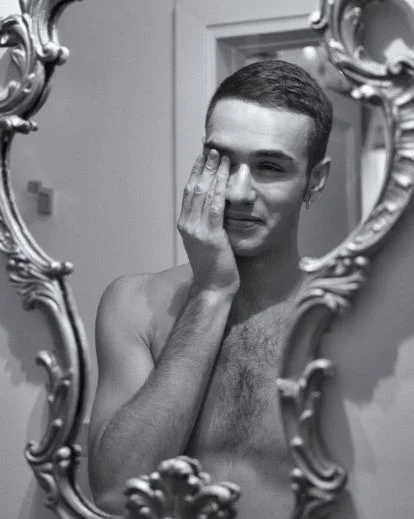 male boudoir poses selfie