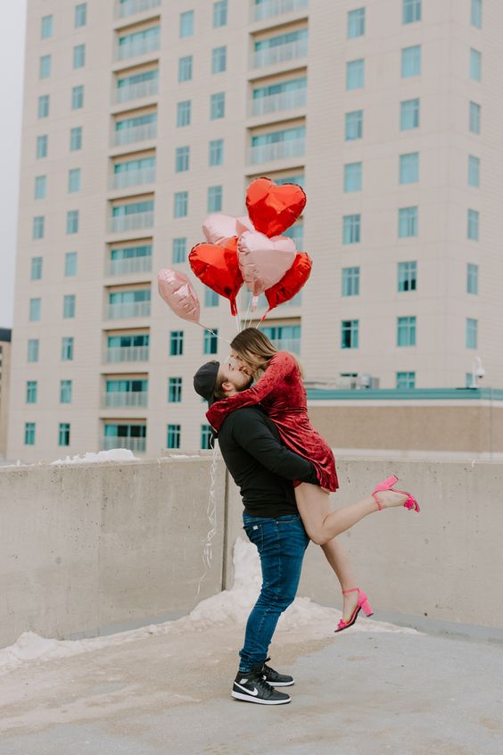 love session photography, photo ideas for couples, couple love shoot, creative Valentine’s Day photography, romantic outdoor shoot ideas,