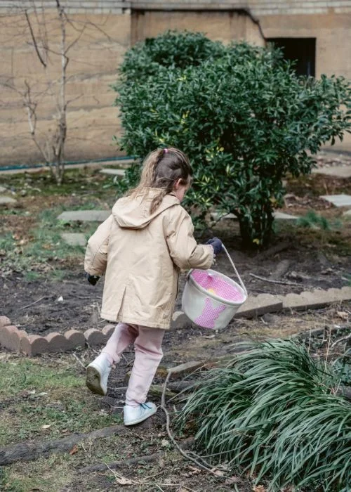 photo of easter egg hunt, Easter egg hunt photography, Easter picnic photoshoot, Easter garden photography